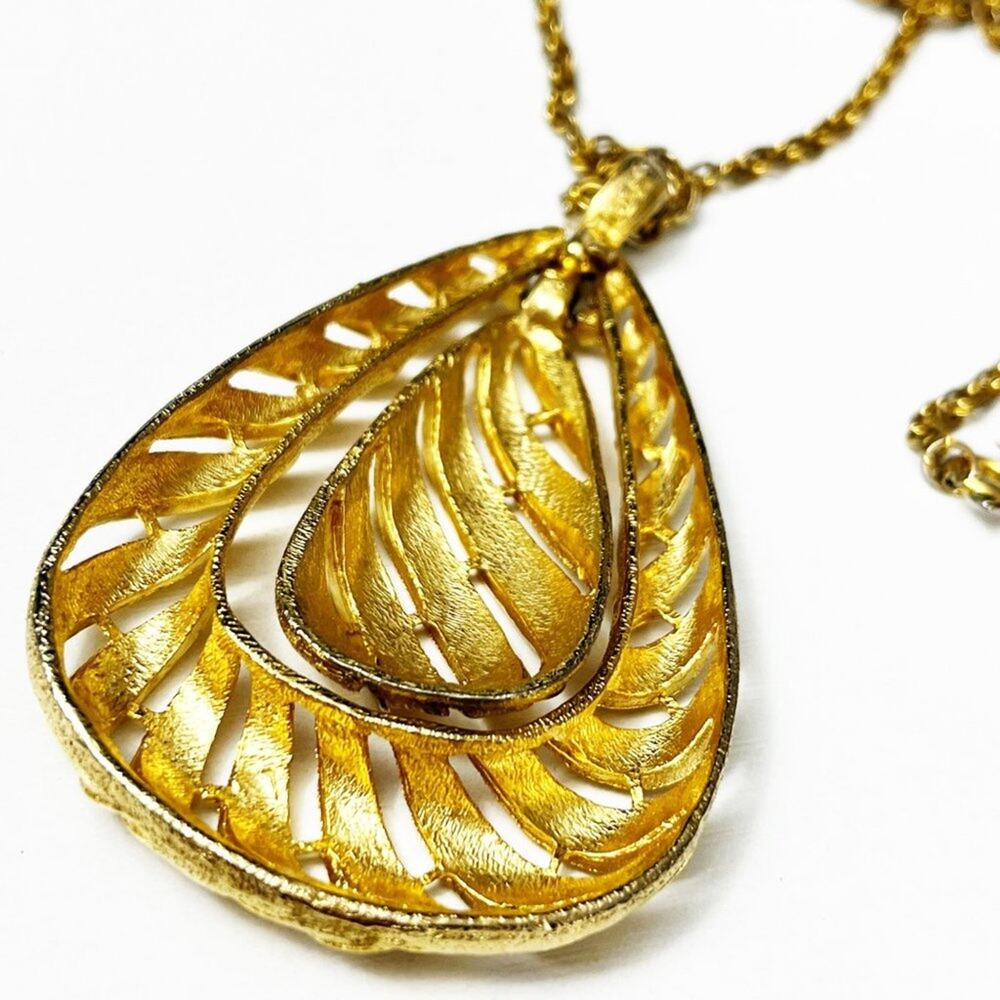 Vintage 70's Gold Textured Teardrop Pendant Necklace - Picture 6 of 9